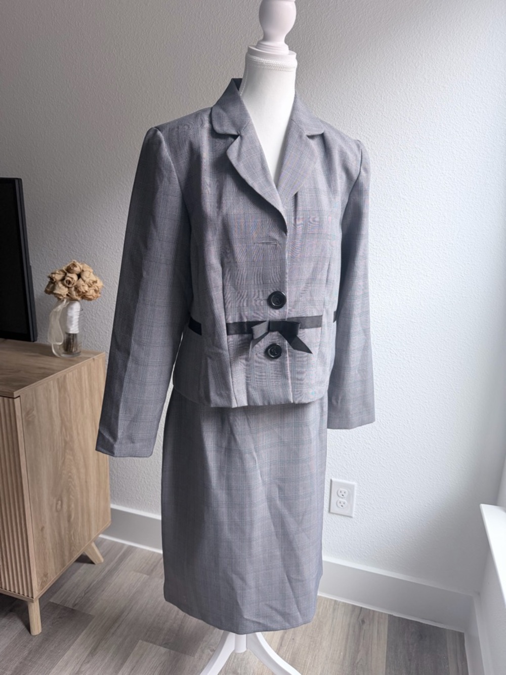 Gray Plaid Two-Piece Skirt Suit with Front Buttons